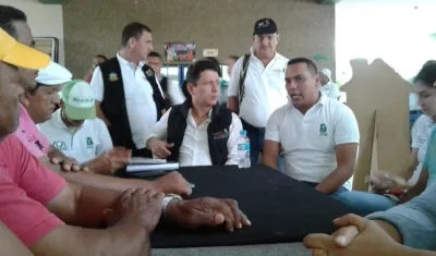 El Personero Jaime Sanjuan Pugliesse, en el Centro Social Don Bosco con líderes de la comunidad.