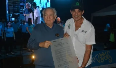 El secretario de Cultura, Juan José Jaramillo, entrega el reconocimiento al maestro Alberto Carbonell.