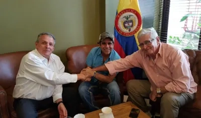 El gerente de BanRepública, Juan José Echavarría; el Alcalde Alejandro Char y Roberto León, de la Sociedad de Mejoras Públicas. 