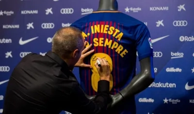 Andrés Iniesta durante su renovación de por vida con el Barcelona.