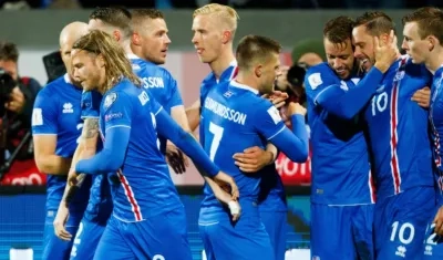 Jugadores islandeses celebran el paso a la fase final del Mundial de Rusia 2018.