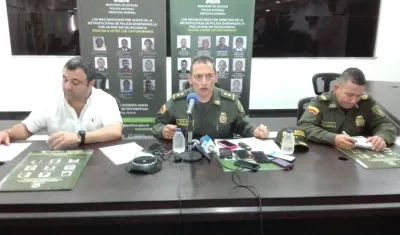 Yesid Turbay de la Alcaldía con el Comandante de la Policía General Mariano Botero, durante la rueda de prensa.