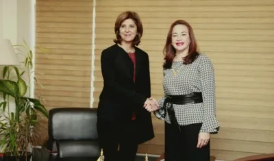 Las ministras de Exteriores de Ecuador, María Fernanda Espinosa, y Colombia, María Ángela Holguín.