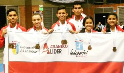 Karatecas del Atlántico posan con sus medallas. 