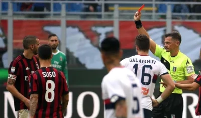 Leonardo Bonucci ve la tarjeta roja durante el partido. 
