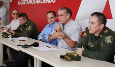 El secretario del Interior, Guillermo Polo Carbonell, el gobernador Eduardo Verano y el comandante de la Policía del Atlántico, coronel Raúl Antonio Riaño.