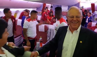 Pedro Pablo Kuczynski despide a los jugadores de la Selección de Perú.