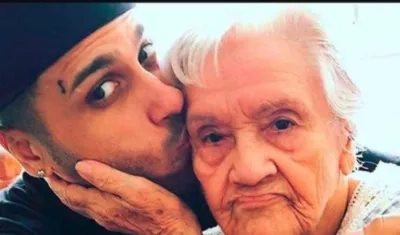 Nicky Jam y su abuela.