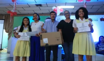 Vanessa Picalúa y Valentina Martínez, dos estudiantes del Colegio Sofía Camargo de Lleras, con los mejores puntajes del Distrito en el Ser Pilo Paga.