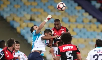 Sebastián Viera despeja una jugada de peligro de Flamengo.