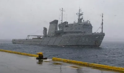 El ARA 'Islas Malvinas' interrumpió su misión antártica para transportar a un grupo de rescate y al Pantera Plus, vehículo sumergible teledirigido, hacia el área de búsqueda del submarino ARA "San Juan". 