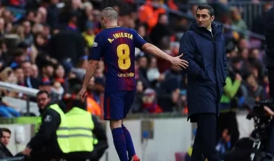 El entrenador del Barcelona, Ernesto Valverde (d), y el centrocampista Andrés Iniesta (d) durante el partido ante el Celta.