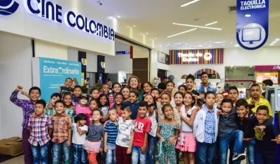El grupo de niños con la primera gestora, Alba Olaya de Herrera.