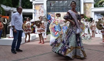 El gobernador Eduardo Verano y la Reina del Carnaval del Atlántico, María Alejandra Borrás.