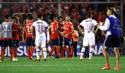 Jugadores de Independiente celebrando el gol del triunfo.