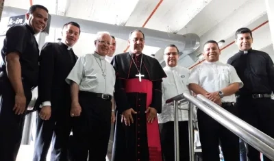 Monseñor Pablo Emiro Salas Antelíz, al pisar tierra atlanticense junto a Monseñor Víctor Tamayo y demás cuerpo episcopal.