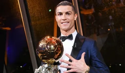 Cristiano Ronaldo posa con su quinto balón de oro. 