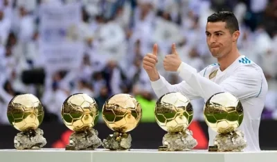 Cristiano Ronaldo con sis cinco balones de oro. 