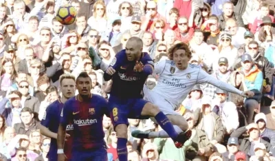 Andrés Iniesta disputa la pelota con Luka Modric.