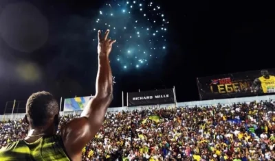 Bolt se despide de las gradas en Jamaica. 
