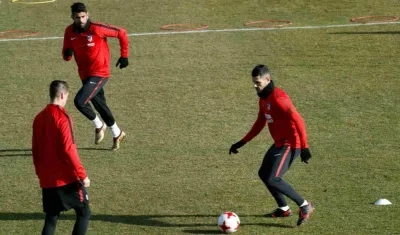 Fernando Torres entrena con Diego Costa y Vitolo. 