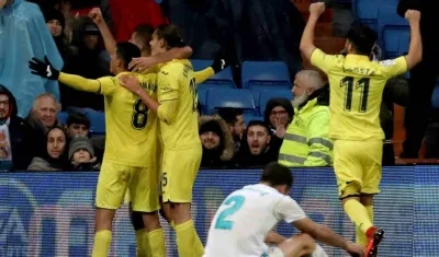 Jugadores del Villarreal festejan el gol del triunfo. 