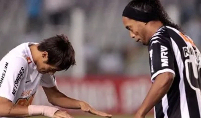 Neymar le hizo reverencia a Ronaldinho en un duelo entre el Santos y Atlético Mineiro.
