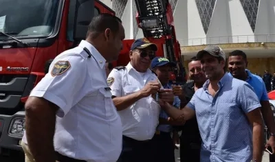 El Alcalde Alejandro Char entrega las llaves de una de las máquinas de bomberos al Comandante de ese organismos de socorro.