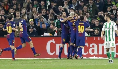 Lionel Messi y sus compañeros festejan tras uno de los goles. 