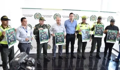 Autoridades en el lanzamiento del afiche de los más buscado por hurtos en buses.