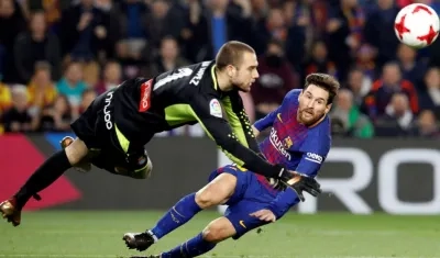Lionel Messi disputa la pelota con el arquero Pau López del Espanyol. 