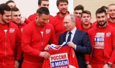 Vladímir Putin con un grupo de deportistas rusos. 