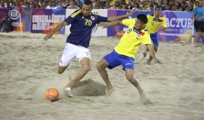 El fútbol playa es una de las variantes más populares del fútbol de campo.