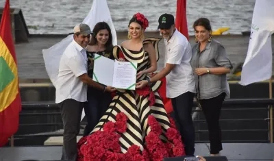 El Alcalde Alejandro Char le entregó el Decreto a la Reina del Carnaval Carolina Segebre.