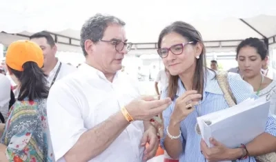 La Ministra Ángela María Orozco con el presidente de la ANI, Louis Kleyn.