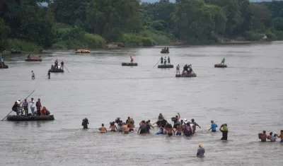 Migrantes continúan cruzando el Río Suchiate para no pasar por la migración mexicana.