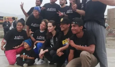 Jolie se tomó una foto con jóvenes en una actividad en San Juan de Lurigancho.