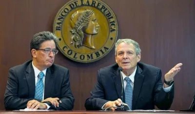 El ministro de Hacienda, Alberto Carrasquilla, y el gerente del Emisor, Juan José Echavarría, después de la Junta Directiva de BanRepública.