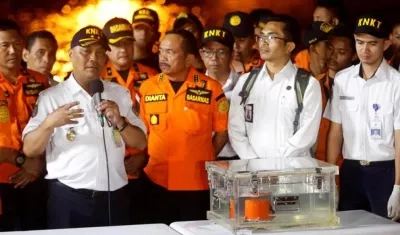 Expertos del Comité Nacional de Seguridad en el Transporte (KNKT) presentan uno de los dispositivos de la caja negra el avión de Lion Air que se estrelló el lunes en el mar de Java con 189 ocupantes.