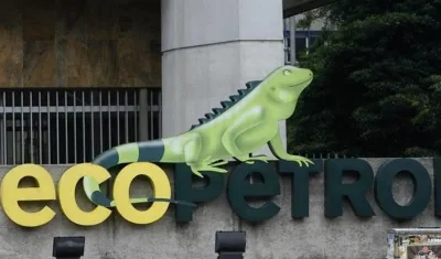 Vista del logo de la petrolera estatal colombiana Ecopetrol en la fachada de su edificio sede en Bogotá (Colombia). 