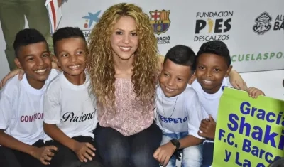 Shakira con niños del barrio El Bosque.