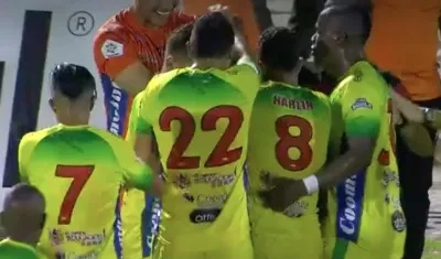 Jugadores de Atlético Huila celebrando el gol de Edwar López.
