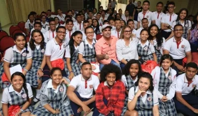 El Alcalde Alejandro Char con un grupo de estudiantes.