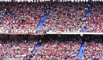 Hinchas colmando la tribuna del estadio Metropolitano. 