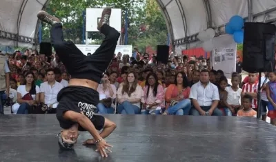 Joven baila break dance en la apertura del proyecto en Las Flores.