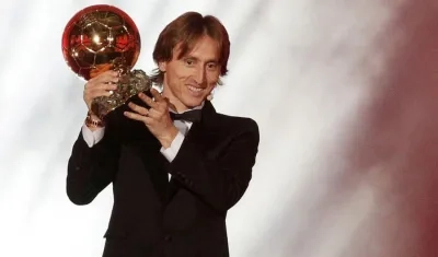 Luka Modric, jugador del Real Madrid, sostiene el balón de oro. 