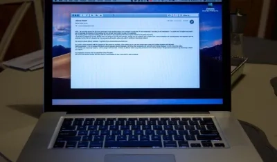 Vista de una amenaza enviada por correo electrónico, de una falsa bomba, en la pantalla de un computador hoy en Burlington, Massachusetts (EE. UU.).