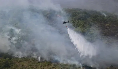 Por aire y tierra autoridades intentan controlar incendio forestal en La Macarena, Meta.