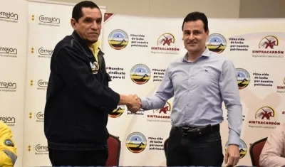 El presidente de Sintracarbón Aldo Amaya  y el jefe negociador de la empresa Roque Castaño