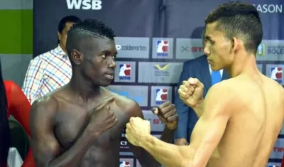 El boxeador colombiano Yuberjen Martínez frente a su rival, el venezolano Luis Polanco.